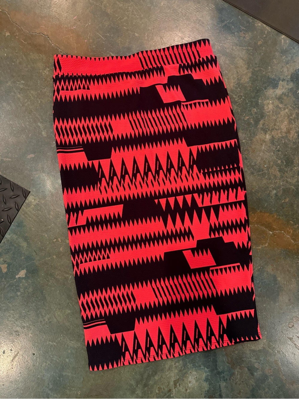 Sz. XL Red and Black Geometric Pencil Skirt - Picture 1 of 2